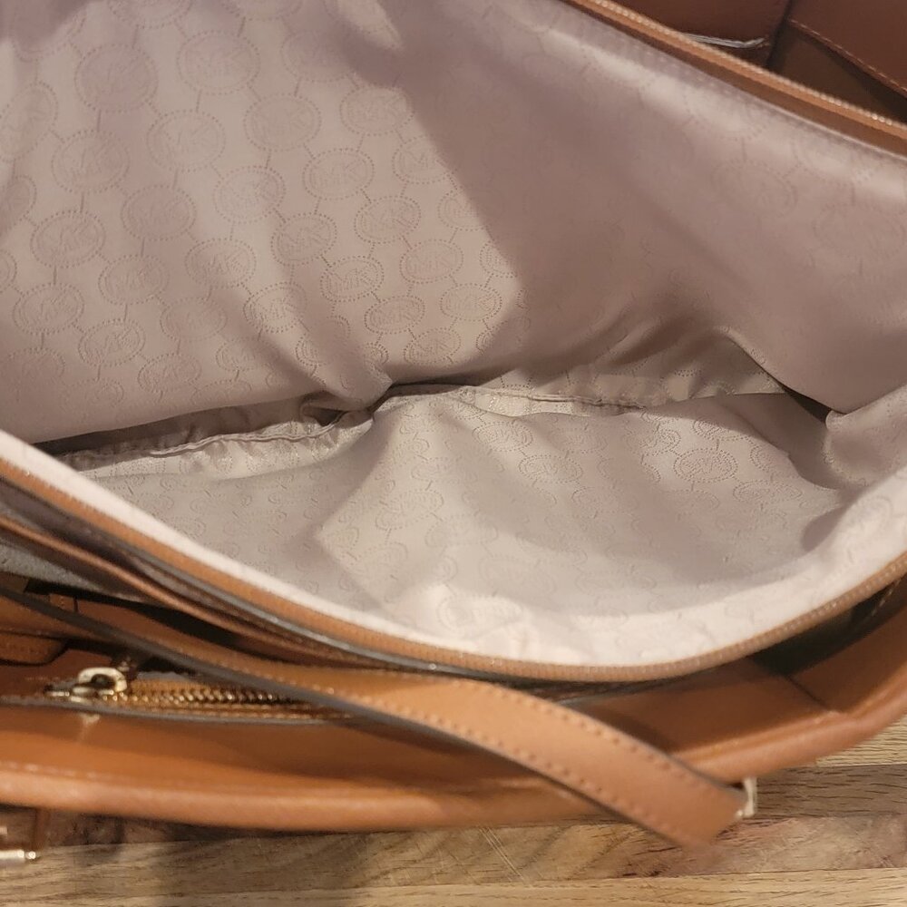 MICHAEL KORS JET SET TRAVEL TOTE in ACORN Brown Leather - Picture 12 of 16